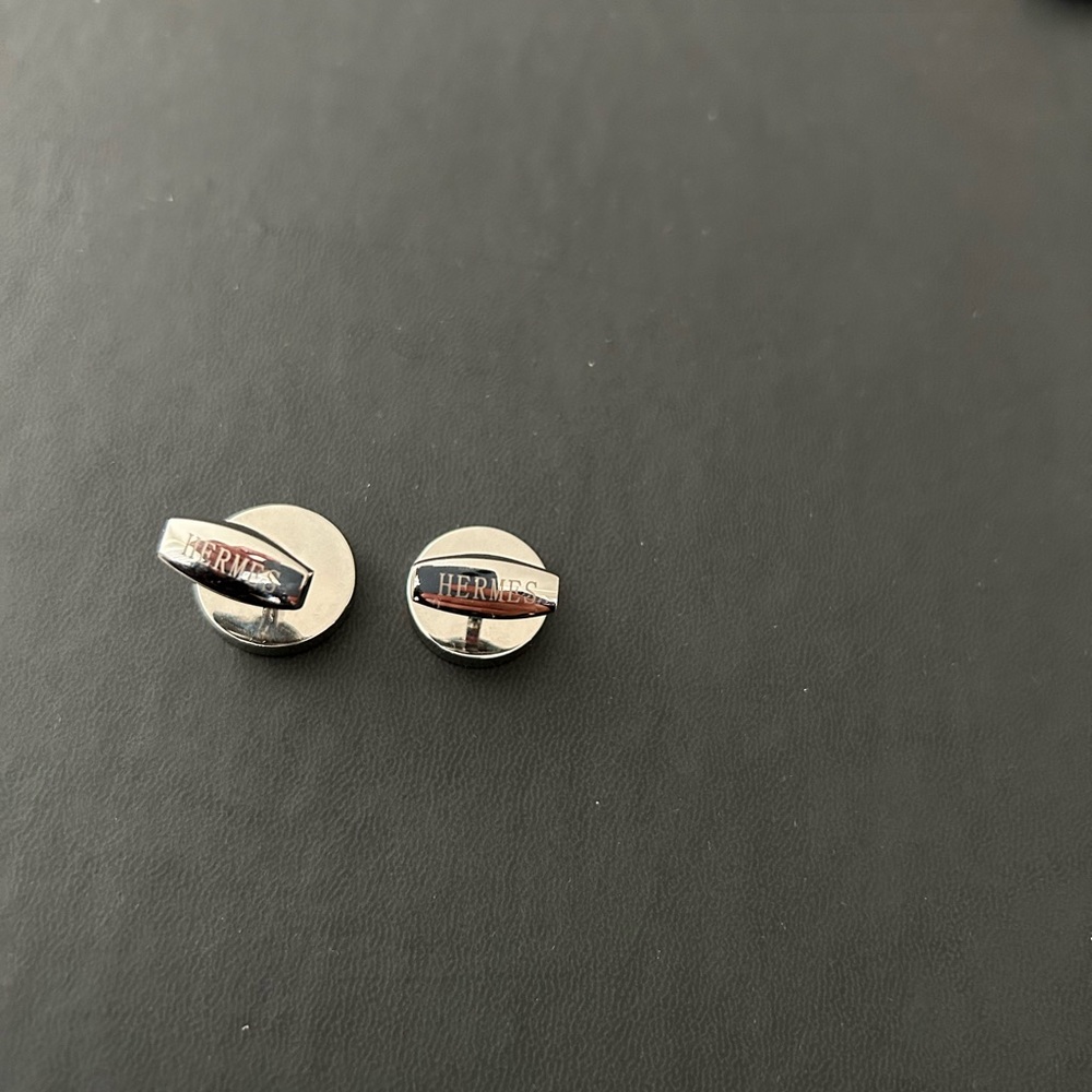 Cuff links stainless steel stamped HERMES it’s not authentic - Picture 4 of 5